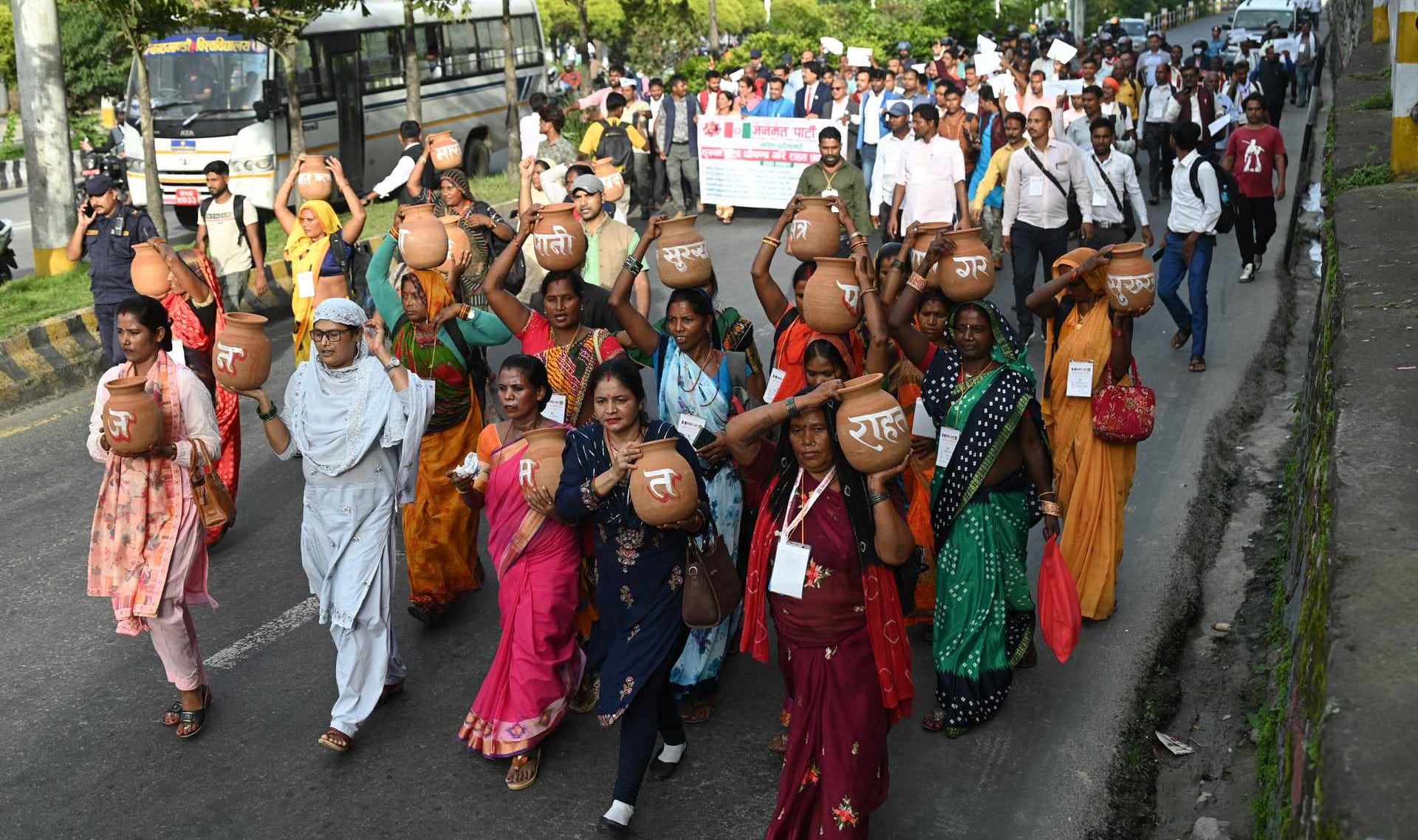 मधेश प्रदेशलाई सुक्खा क्षेत्र घोषणा गर्न माग गर्दै जनमतको प्रदर्शन (तस्वीरहरू)